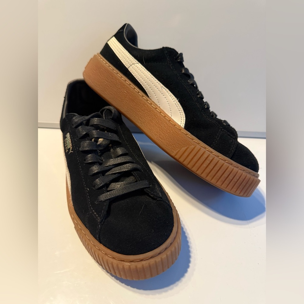 PUMA SUEDE PLATFORM CORE Black Sneakers with Brown Soles Women’s US Size 8.5